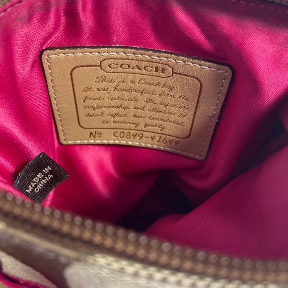 Coach cross body bag. - Picture 3 of 6